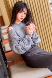 坂坂白 - 生日写真（街拍风格、灰色露肩针织衫、咖啡闲暇、清新唯美、气质女神）