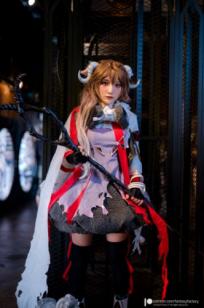 Fantasy Factory《明日方舟》艾雅法拉Cosplay高清图集，小丁Ding完美演绎游戏灵动角色，户外实景战场还原
