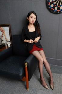 IESS异思趣向 小婕《职场知性御姐包臀裙》黑丝美腿OL制服诱惑系列写真