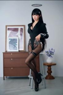 Ely_eee(ElyEE子) - 莉音秘密吊带黑丝Cosplay，冷艳风格西装制服诱惑，魅惑红瞳视觉大片[37P]