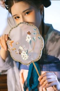 鹿八岁《花想容》：国风古典韵味与现代私房写真，精致盘发下的动人身姿，尽显东方冷艳极致诱惑