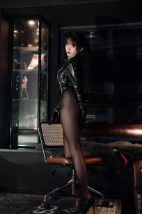 轩萧学姐黑丝通讯官写真，性感漆皮制服搭配诱惑黑丝，冷艳氛围感御姐私房大尺度美图[60P]