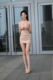 魅力吊带短裙美女街拍：修身裸色性感紧身裙勾勒迷人曲线，都市时尚风情 [92P]