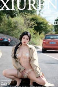 秀人网9261麦田：米色大衣配透视连体衣，街拍女神展现极致丝滑与性感曲线，高清私房大片