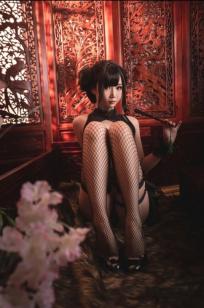 面饼仙儿 - 魔女旗袍私房照：古风场景下的性感角色扮演，改良黑旗袍与渔网袜的极致魅惑 [33P]