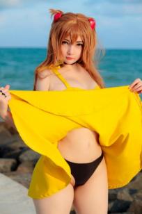 [Potato-Godzilla] 明日香Cosplay海边写真：亮黄色连衣裙夏日度假风，元气少女的清纯与性感诱惑，动漫角色扮演摄影作品