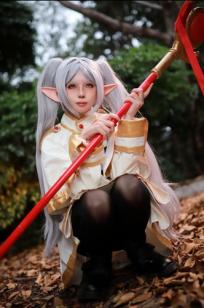 上杉绘梨落 - 葬送的芙莉莲：户外金属链条诱惑，极致精灵Cosplay写真 [44P]