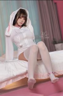 《咬一口兔娘 - 雪绒兔》纯欲兔女郎私房摄影，性感开衫与白丝诱惑，展现甜美尤物极致火辣身姿 [32P]