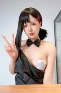 布丁大法《桌底的窥探》：极致简约制服诱惑，大尺度动漫风格私房视觉盛宴