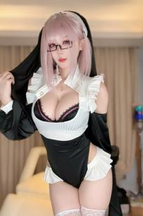 【九言】性感修女Cosplay：清纯眼镜娘角色扮演，大尺度诱惑私房照