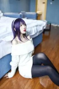 九曲Jean - 霞之丘诗羽Cosplay，白色露肩毛衣配黑丝，室内私房动漫女神，还原度超高[28P]