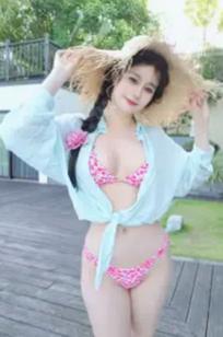 Coser小姐姐白银[fantia]夏日海边度假写真：碎花比基尼释放火辣身材，清新诱惑风格 2025.02 [104P]