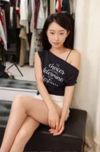 IESS异思趣向 小婕《素人薄丝（上）》室内清纯私房写真，柔美身姿与修长美腿