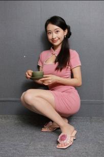 IESS异思趣向 小婕《粉粉嫩嫩》粉色紧身裙美腿足尖特写私房写真