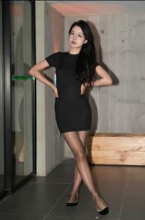 性感黑色短裙，知性眼镜御姐停车场潮流街拍美腿丝袜诱惑写真 [155P]