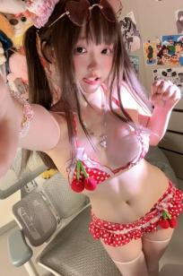 神沢永莉：甜美波点比基尼与私房湿身诱惑，清纯萝莉居家写真 [59P]
