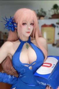 九言 惑：蓝发动漫风cosplay写真，精致真人芭比与极致诱惑曲线