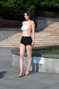 街拍女神白色露背镂空上衣搭配黑色短裤，都市喷泉旁展现曼妙曲线与修长美腿 [108P]