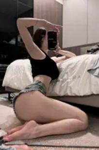 陈佩奇 蜜桃私房自拍——黑色短背心搭配波点丝袜，卧室镜前展现迷人曲线与极品美腿，性感撩人
