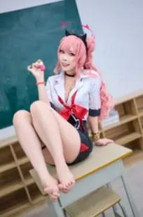 Maou Mo Kirara校园制服Cosplay，粉发少女萌系甜美写真，足部特写秀