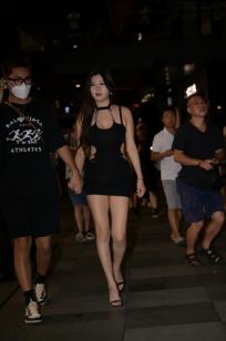 黑色修身裙夜间街拍，长腿女神尽显性感身姿 [174P]