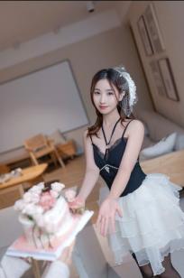 《杏子 - 生日快乐派对，居家私房写真，极致性感内衣诱惑，展现迷人美腿曲线 [130P]》