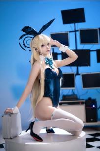 艾西Aiwest - 飞鸟马时兔女郎特工装cosplay写真，深蓝连体衣配武器，赛博朋克科技风绝美演绎