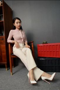 IESS异思趣向 小婕：纯白修身套装，复古缝线丝袜搭配红底高跟，极致美腿演绎都市优雅与高级魅力