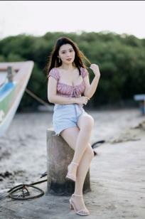 筱筱 - 八里户外街拍写真，粉色露肩上衣配短裤，尽显傲人身材与甜美气质