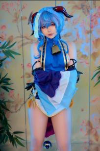 ZinieQ - 甘雨僵尸装Cosplay 私房写真 性感女神高颜值大尺度福利合集 [39P]