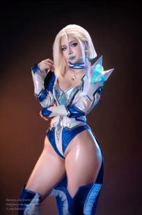 Umeko J - Emma Frost 二次元角色扮演，身穿性感金属战衣化身冷艳白皇后，大尺度视觉盛宴。[100P]
