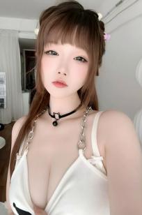 雪晴Astra - 私房大尺度写真，黑丝配破洞牛仔短裤，极品美腿诱惑无限