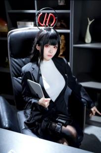 九柒喵 - 调月莉音COS，蓝档案黑丝制服冷艳职场女神，气质御姐角色扮演