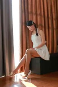 IESS异思趣向 婉萍《白色梦露》居家私房写真，纯欲白色连衣裙，丝袜美腿唯美呈现
