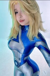 Umeko J - 苏珊·斯托姆 (Sue Storm) 战斗战损版Cosplay，曲线火辣极致诱惑 [95P]