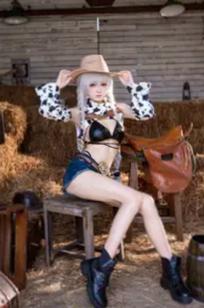 九柒喵碧蓝航线法戈cosplay，西部牛仔风情与奶牛纹泳装诱惑，复古干草堆场景下的绝美私房大尺度写真