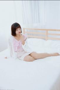 小栗 - 居家清纯私房美图，清新治愈系短发女神，唯美蕾丝与温馨卧室写真