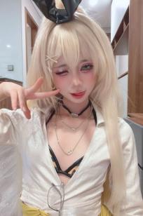 PoppaChan - Rupee 兔女郎角色扮演私房写真，性感豹纹比基尼与玩偶感精致妆容，大尺度大胆互动