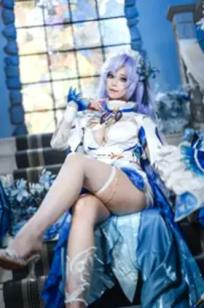 蜜汁猫裘 - 鸣潮坎特蕾拉Cosplay极致诱惑，梦幻华丽服装与性感写真呈现，高颜值还原游戏角色