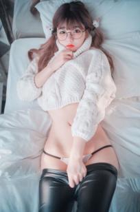 韩国美女模特Jenny私房写真：宽松白毛衣搭配黑色紧身长裤，尽显修长美腿，打造极具诱惑力的室内可爱辣妹风格