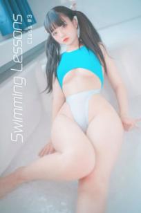 韩国美女Jenny(정제니)双马尾童颜写真，身穿极品高叉蓝白泳衣搭配丝袜，展现清新校园游泳课风格，极致诱惑撩人