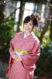 香澄果穗写真集：温馨暖炉与和服诱惑，日本气质熟女的极致魅力大尺度生活记录