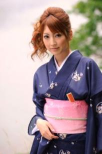 松岛Kaede松岛かえで写真集：日式和服私房诱惑，榻榻米上的静谧时光与户外自然风光，展现别样东瀛气质