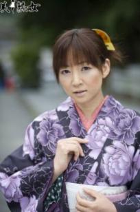 日本美熟女小森愛(Ai Komori)精选写真集：清新和服与优雅常服的柔情演绎