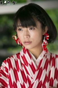 X-City人气熟女范田纱纱、春山千惠里写真集，清新街拍与私密室内风格合集