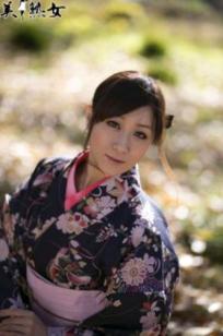 川上ゆう和服写真集：演绎深秋优雅与私密内衣的极致风情，展现成熟女性的知性与性感魅力[28P]