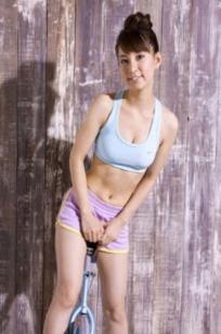 Sabra_ 加藤ゆり写真集：甜美运动装、异域舞娘与优雅礼服的多面魅力特辑