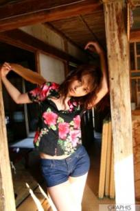 吉崎直绪《Happy Island》写真集：都市街头冷艳黑丝与向日葵花海清新自然风情
