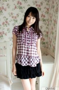 [Graphis] 三上爱里 (Airi Mikami) 初脱写真集：室外比基尼活力秀与卧室慵懒家居私房定格