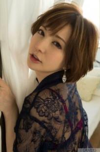 Graphis_里美ゆりあ/里美尤利娅《Foxy Lady》写真集_酒红色丝绸吊带裙_成熟御姐气质室内私房诱惑